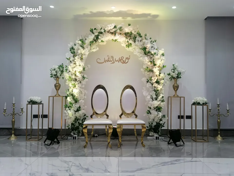 كوشة دائرية بتنسيق ورد مميز مع كامل اكسسوراتها