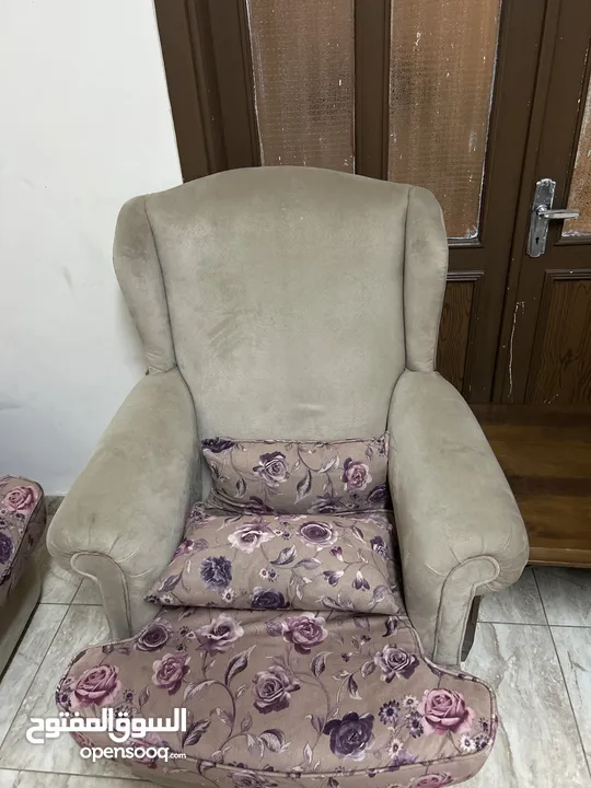 طقم كنب 9 مقاعد مستعمل للبيع – نظيف ولون بيج