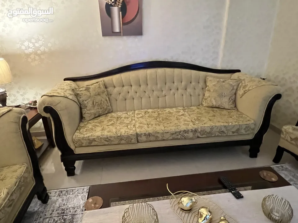 طقم كنب ضيوف خشب زان بحالة جيدة