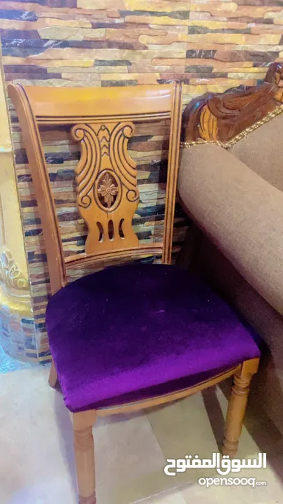 للبيع طقم كنب وطاوله سفره خشب لاتيه