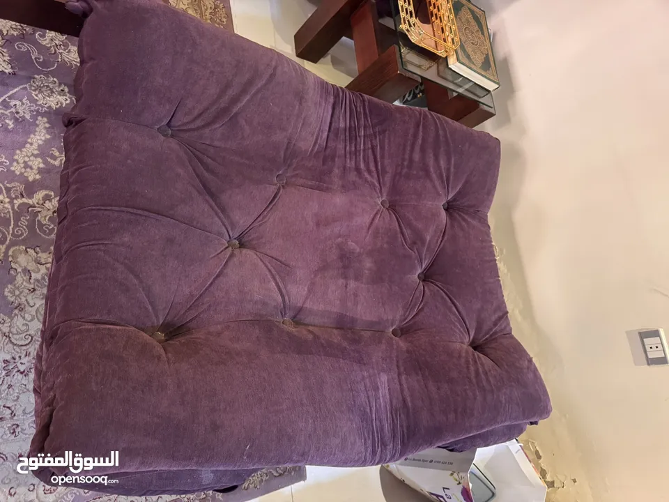 كنب تركي وطرابيزات خشبية وزجاج سوكاريت وسجادة تركية