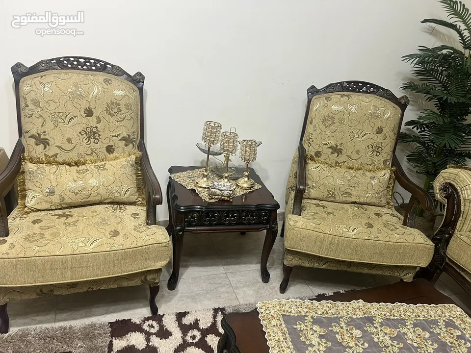 طقم كنب زان مع طاولات وسط