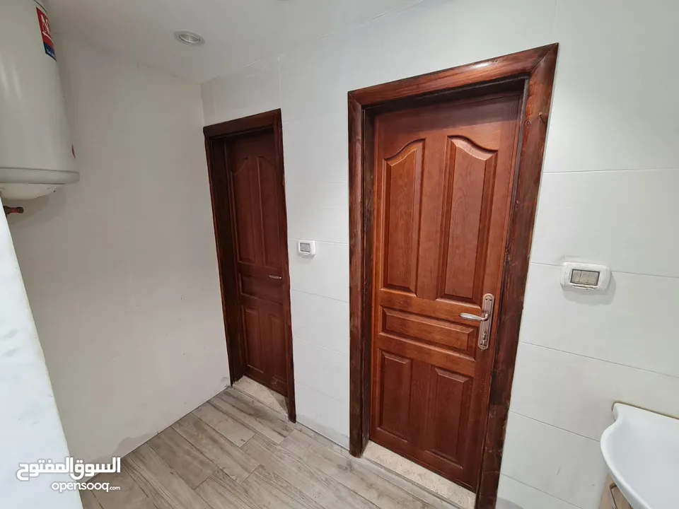 محل تجاري للايجار بالقرب من وسط البلد في مدينة الخليل مع واجهة بارزة على الشارع الرئيسي