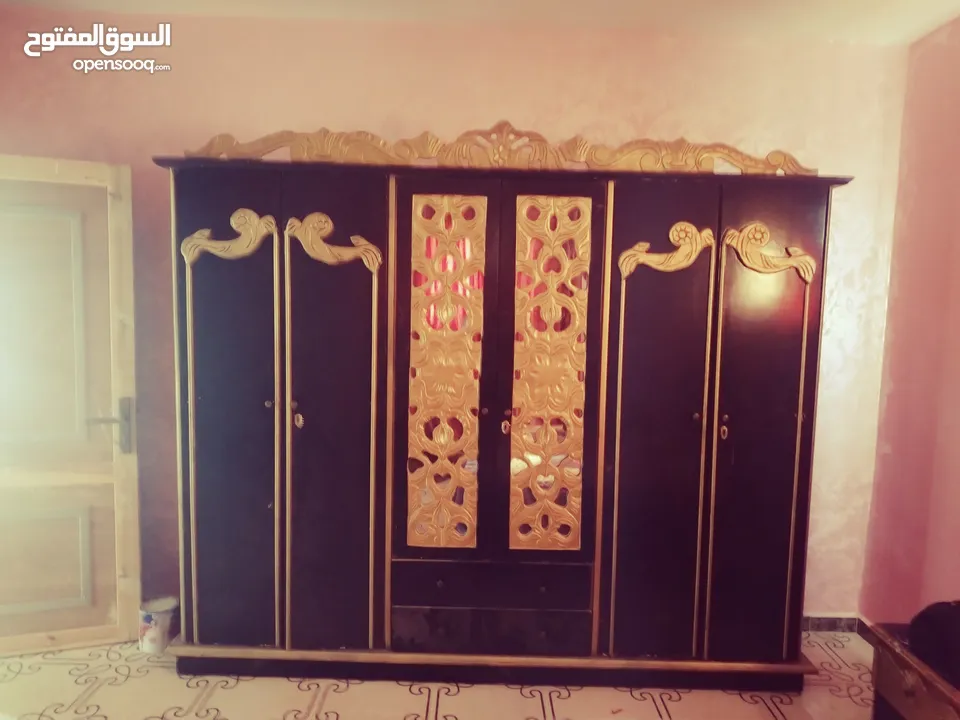 #غرفة #نوم لون ذهبي واسود ملوكي خشب لاتيه ملبسة mdf خشبها ممتاز وثقيل سبب البيع التغيير السعر النهائ