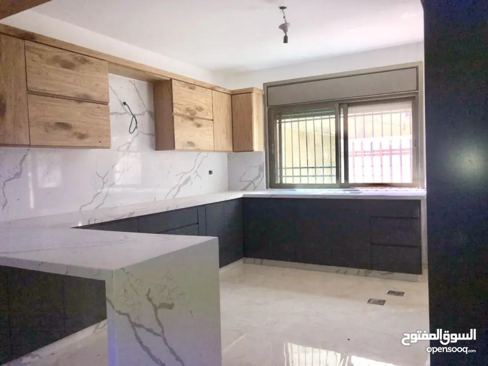 شقة مع حديقة للبيع