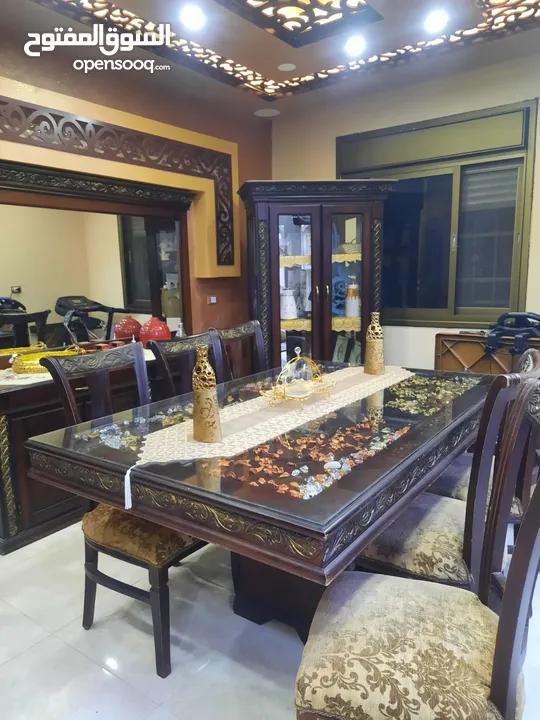 طاولة سفرة مع 8 كراسي ديكورات وخزانه ومرايه معها خزانه