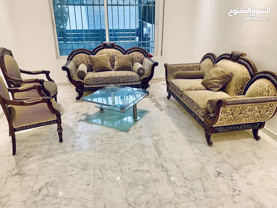 للبيع المستعجل لأعلى سعر بسبب السفر كنب 7 مقاعد / طاولة وسط سيكوريت متحركة / طاولة تلفزيون خشب