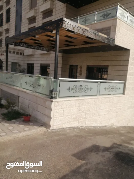 مظلات و اشرعة و برقولات