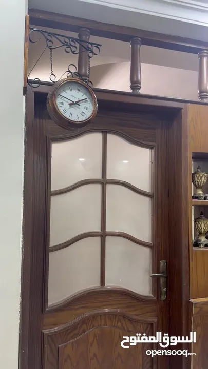 قاطع خشبي كبير مع باب (خشب سويد) والقاطع لاتيه للبيع القاطع او الباب لحال السعر قابل للتفاوض