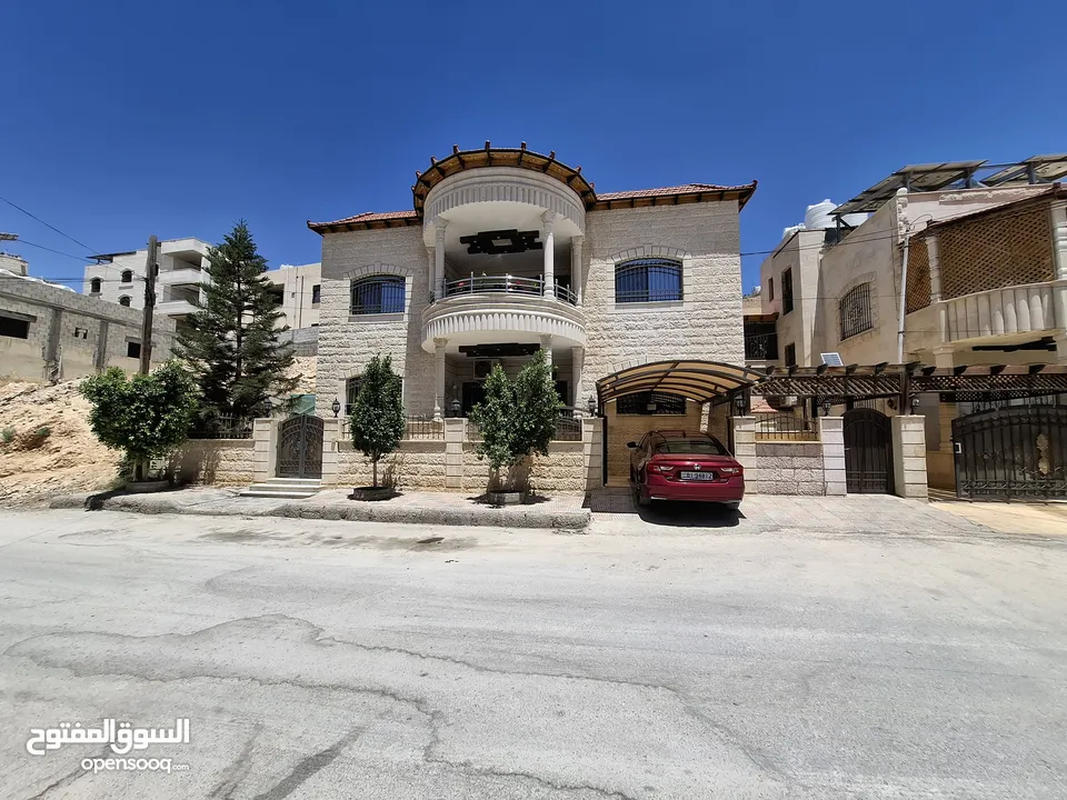 عماره للبيع مكونه من طابقين واجهات حجر وتراس مع نظام طاقه شمسية