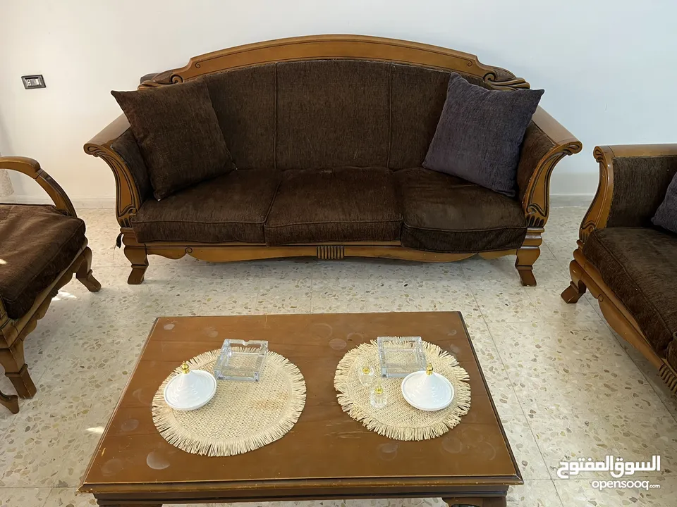 طقم كنابيات خشب زان مع طاولة سفرة