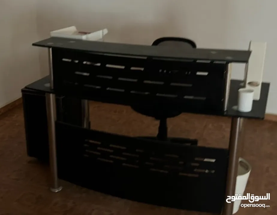 اثاث مكتب فاخر استعمال بسيط جدا - شبه جديد بسبب السفر