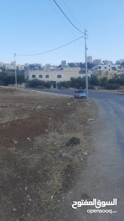 ارض للبيع في جاوا على شارع مادبا تقع على شارعين