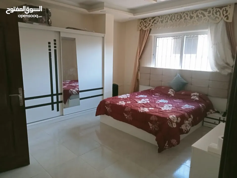 شقة على الشارع الرئيسي للايجار اسبوعي او شهري متاحة بعد .01.08.2025