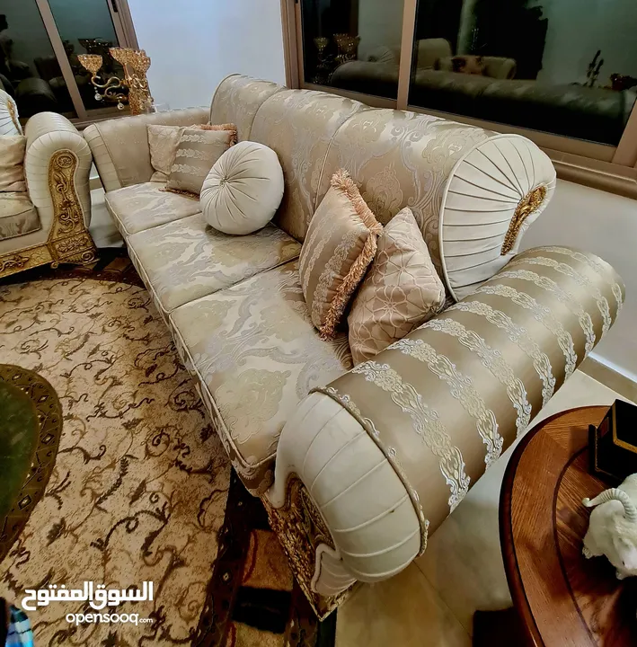 Sofa set ITALYطقم كنب ايطالي فاخر  نخب4 قطع 7   مقاعد و 4 قطع.  1 كبير + 3 طاولات ممتازة من الكويت