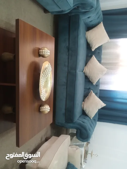غرفة ضيوف و طاولت سفره