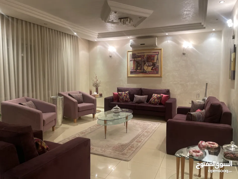 طقم كنب ضيوف فخم  المصدر الاساسي elite   البيع مع الطاولات واللوحات و السجادة والبرداي