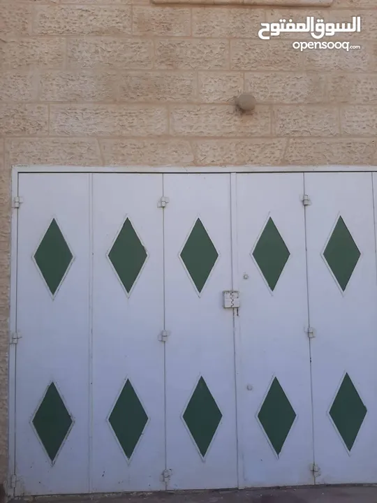 بناء جديد 40 متر منطقة آمنة من المالك لا يوجد عمولة يبعد 2د من الشارع ويوجد مواصلات من رام الله