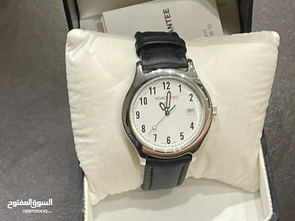 ساعة جلد سوداء أنيقة بتصميم كلاسيكي عصري، تجمع بين الفخامة والبساطة لتكمل أناقتك راقيه وحلوة جميلةة