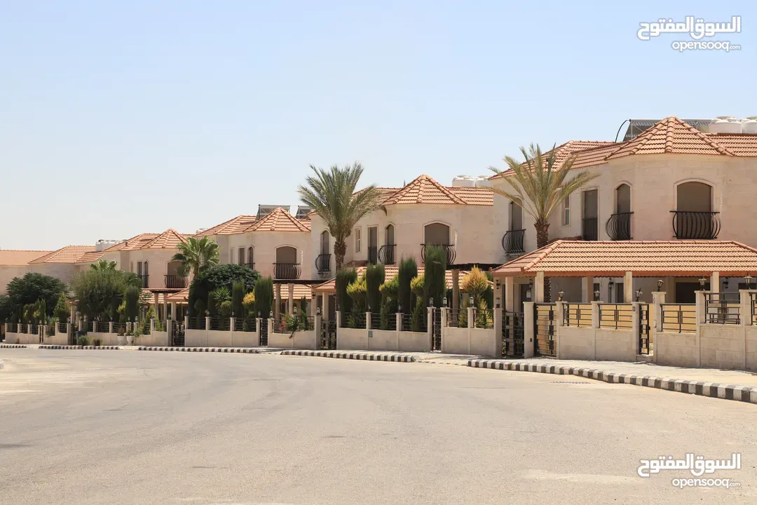 تملك فيلا العمر في ضاحية الأندلسية