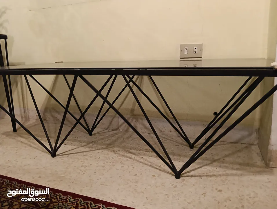 طقم طربيزات كبيرة وثنتين صغار زجاج وحديد