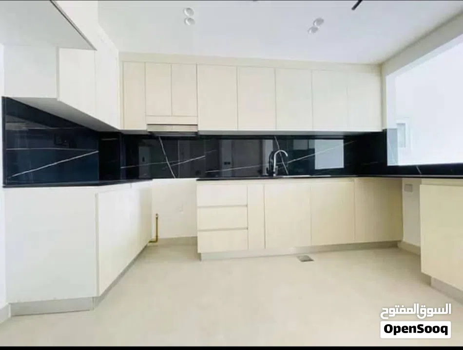 شقه متميزه سعر وموقع ومساحه بالاضافه الي عايد مضمون 13% غرفه وصاله بالجميرا جاهزه للسكن