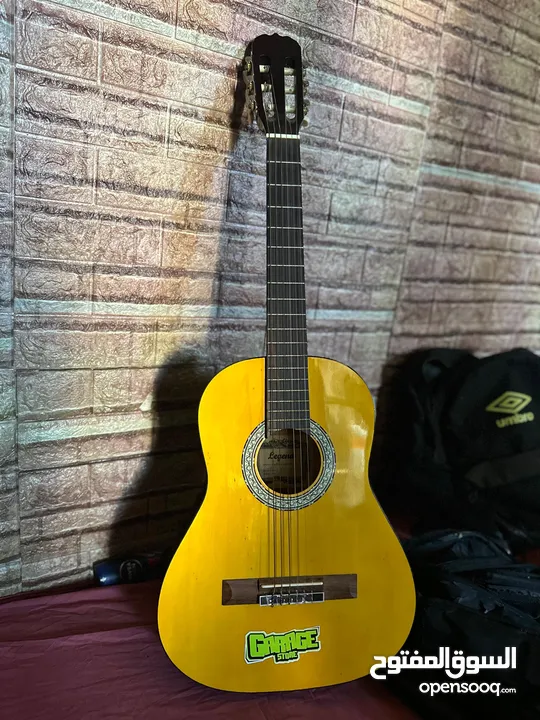 جيتار legend شبه جديد مع شنتة ونضيف موديل CG155YN خشب اصلي وفريت بورد نضيفة جديدة
