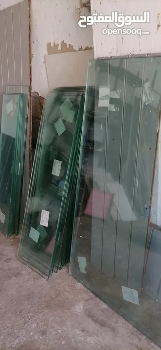 ديكور محل من رفوف سكريت وزوايا وستاندات