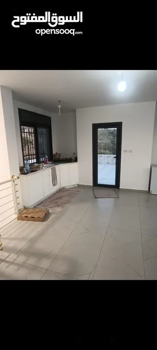 بيت جديد غير مسكون مكون من ثلاث طوابق في المزرعه الغربيه بالقرب من شركة النزيه للبلاط