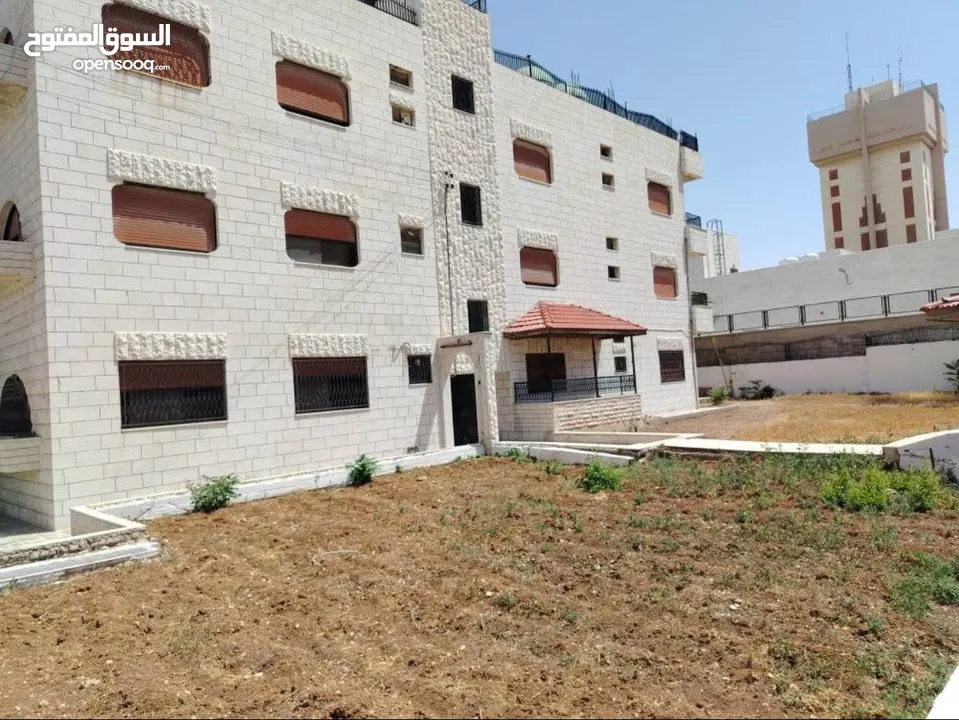 عمارة مع قطعة ارض مفروزة مساحة 1650 متر قطعة الارض قوشان منفصل 750 متر ب ارقى مناطق ابوعلندا