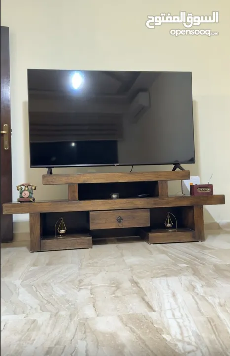 طقم جلوس كورنر بحاجة لتنظيف طاولة شاشة خشب ثقيل