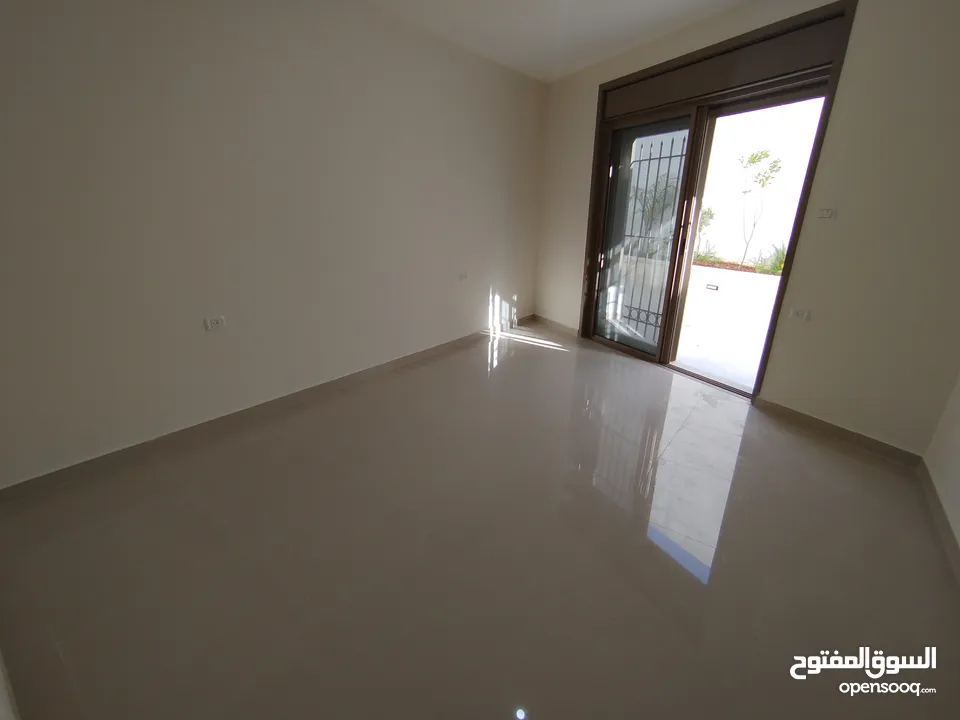 شقه مع حديقه للبيع