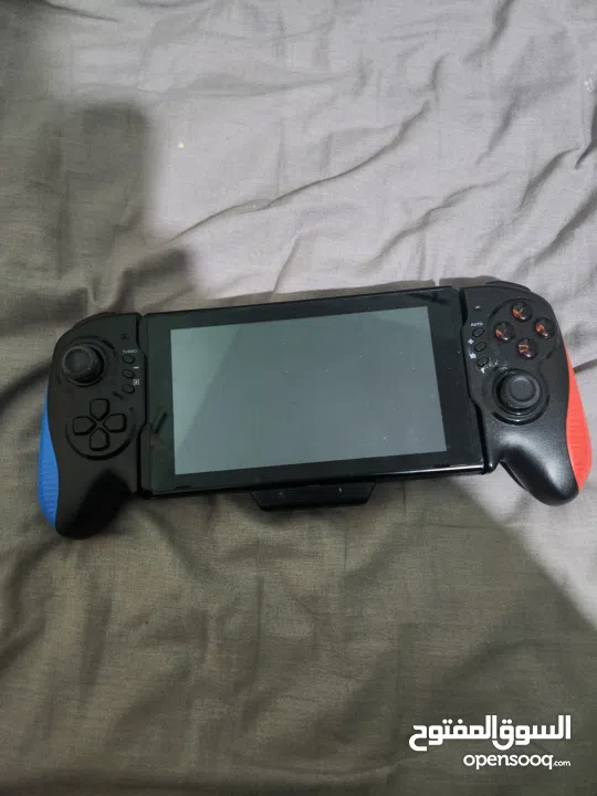 نينتندو سويتش مع كينترولارنينتندو سويتش مع كينترولارنينتندو سويتش مع كينترولار