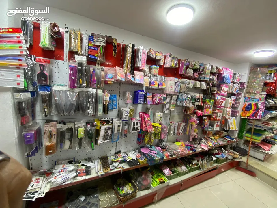 بضاعة مكتبة قرطاسية و اكسسوارات و عطور و اللعاب للبيع بسعر اقل من الجملة بسبب الاغلاق والتصفية شروه