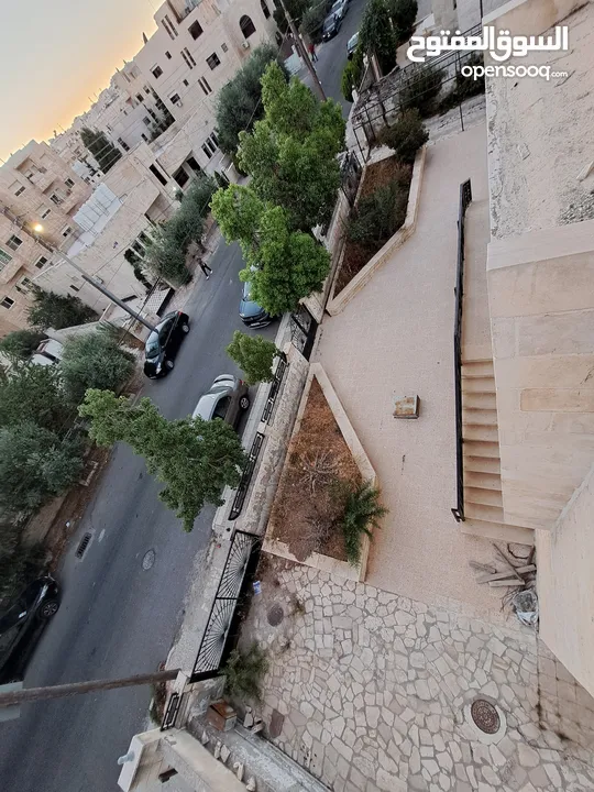منزل مستقل للبيع الجبيهة/ دوار المنهل- للبيع المستعجل في منطقة هادئة وجيران محترمين حدائق وساحات