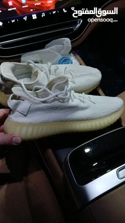 shoes Adidas Yeezy original 43وثلث الابيض اصلي والرمادي قياس 44 كوبي  بحاله ممتازه كانه جديد .
