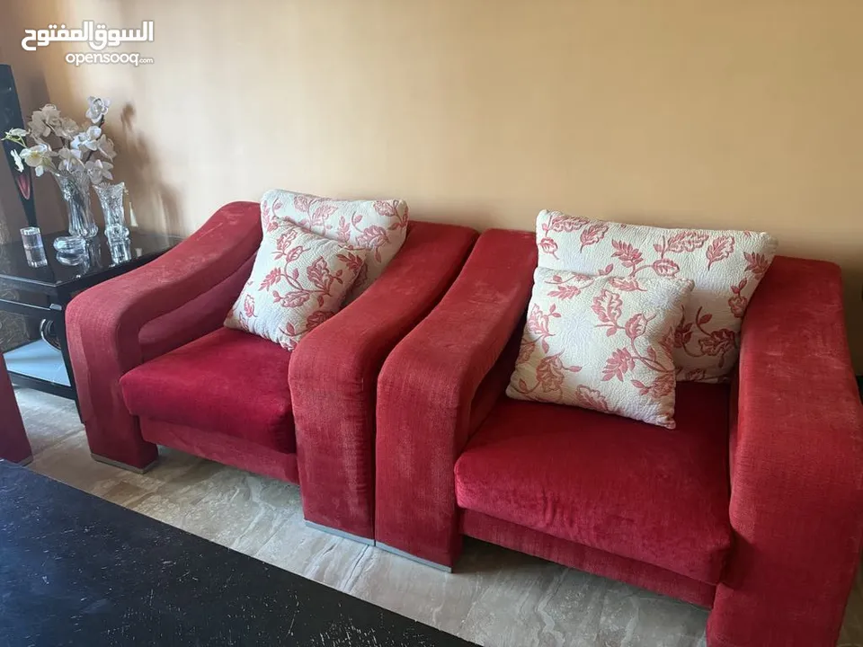 كنب مستعمل وطاولة في حالة جيدة وكنب هزاز وتلفزيون وطاولة تلفزيون والسعر قابل للتفاوض