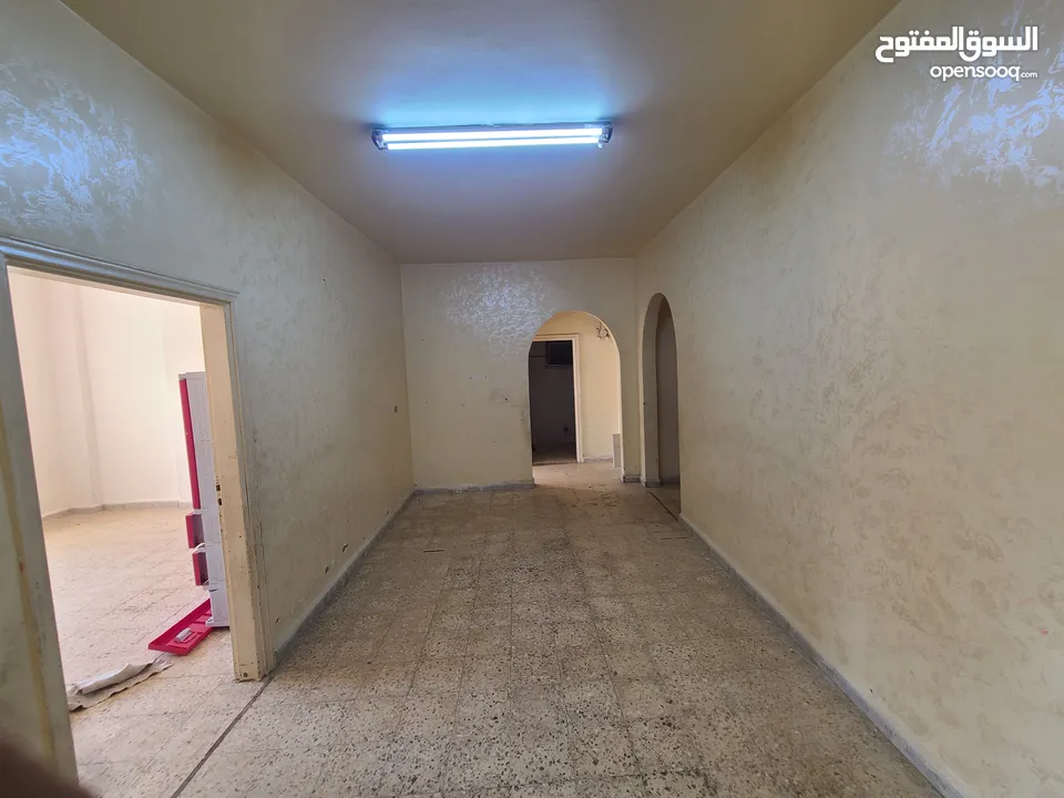 شقة طابق شبه ارضي للبيع العاجل بسبب السفر موقع مميز جدا قريب من كل  الخدمات