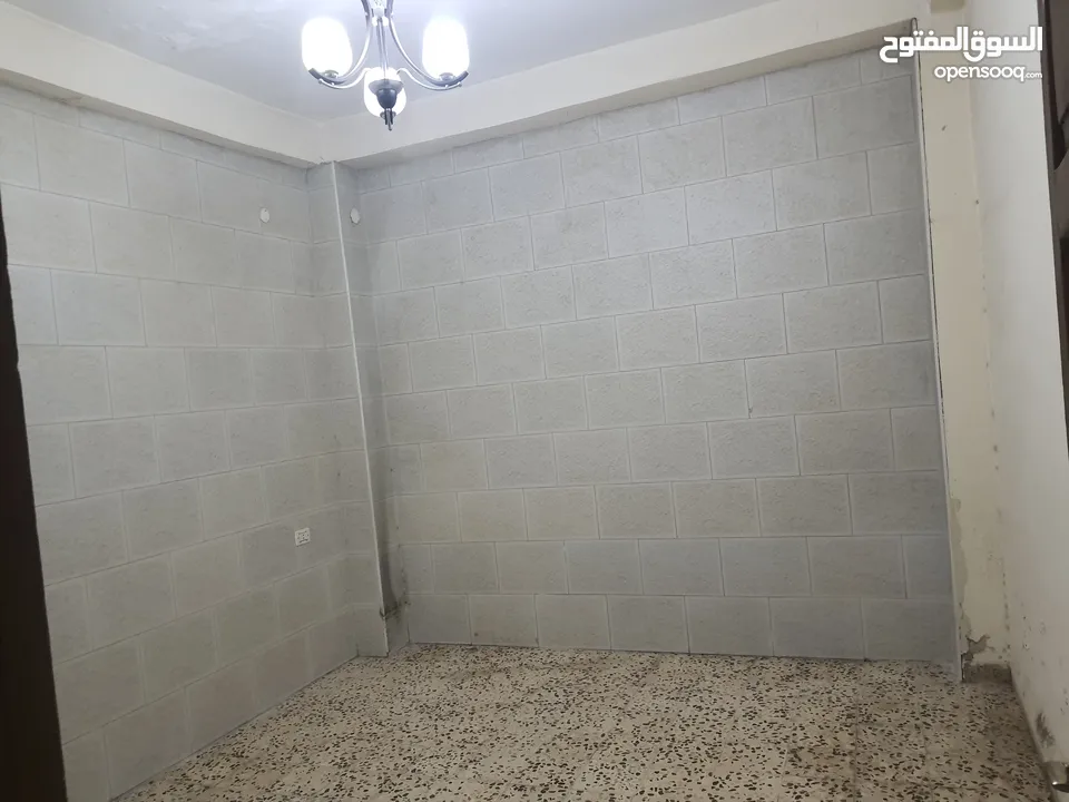 عمارة مكونه من طابقين وساحه خارجيه للبيع