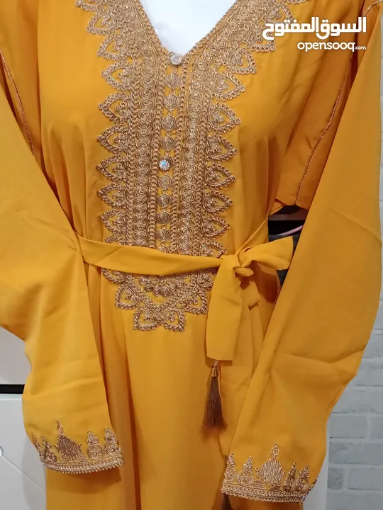 قفطان مغربي مطرز يعتبر القفطان واحداً من اللباس التقليدي المغربي، بطابعه التراثي والعصري