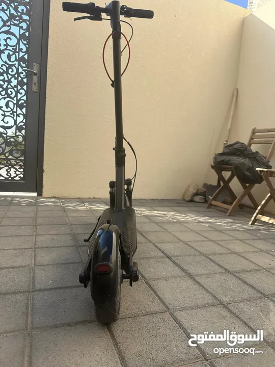 CRONY ELECTRIC SCOOTER. EXCELLENT CONDITION.سكوتر كهربائي من شركة كروني بحاله ممتازه + شيء اضافي