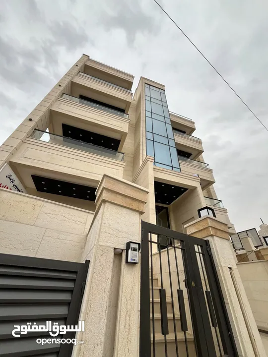 شفة شبه ارضي مع ترس و شلال بأفخم التشطيبات العصرية خلف المدارس العالمية