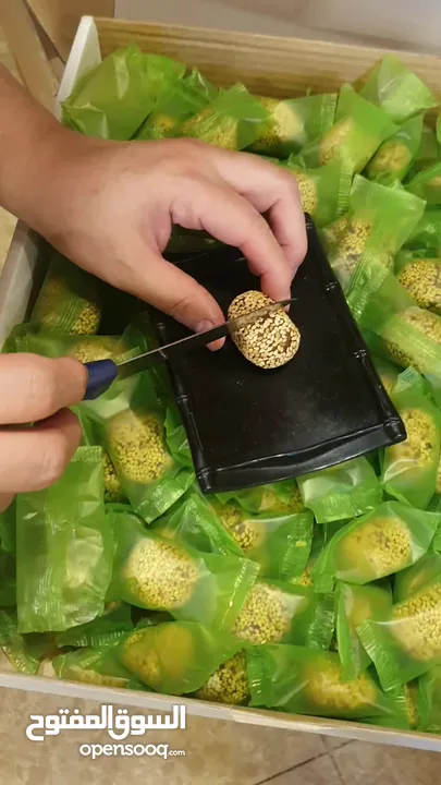 تمر محشي طحنيه ومغطس بالسمسم