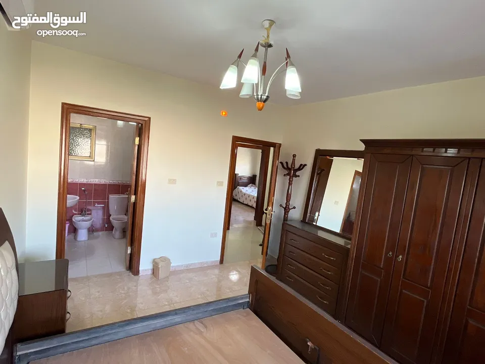 شقة للبيع في المهندسين 350 متر مربع طابق 3 مع روف كبير مميزة جداً من المالك