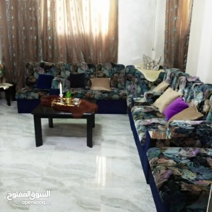 غرفة ضيوف  شبه جديدة للبيع