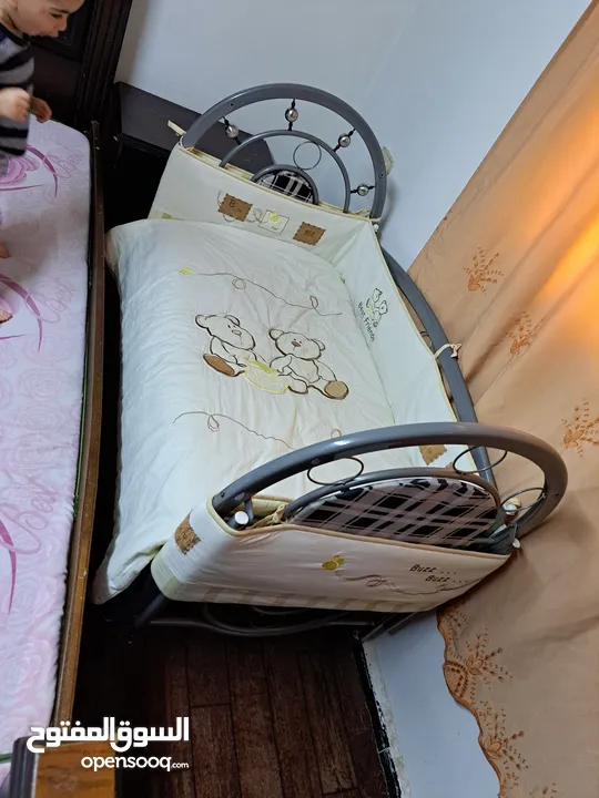 عفش نظيف بداعي الترحيل للبيع المستعجل بسعر جيدمكون من خزانه وكومدينه عدد 2وتخت مجوز مع فرشه
