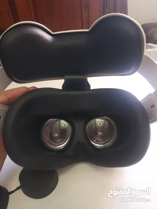 Meta Quest 2 (128GB) + Accessories  نظارة VR للبيع بحالة ممتازة