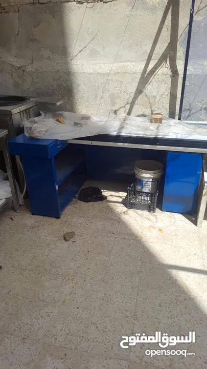 ثلاجة عرض معجنات وكيك بلعبكي بحالة الوكالة  ماكينة تقطيع توست بحالة الوكالة  صاج قطايف صب  خفاقة قطا