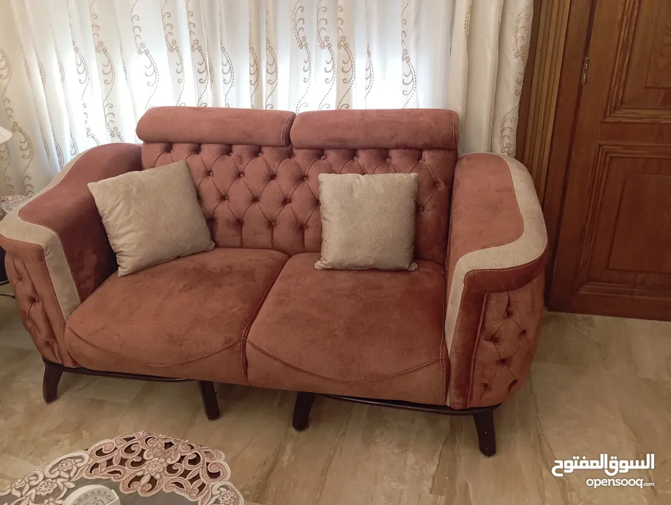 طقم كنب ضيوف فاخر و طاولة سفرة وطاولة وسط