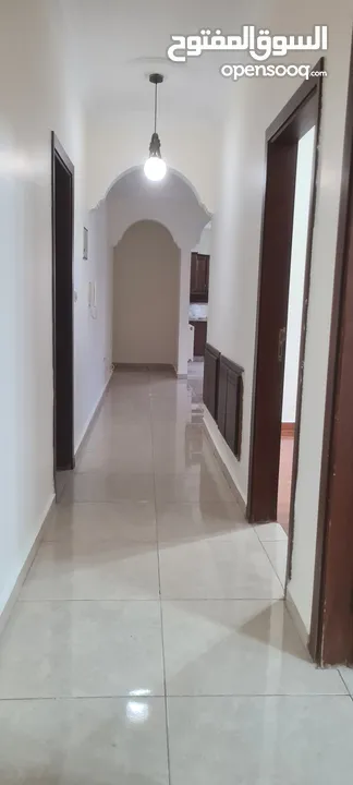 شقة طابق 2 قرب سيفوي الشميساني للبيع